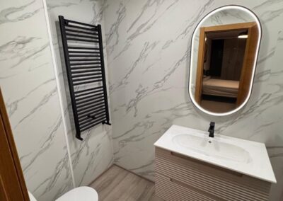 Reforma sin obra de baño con revestimiento vinílico